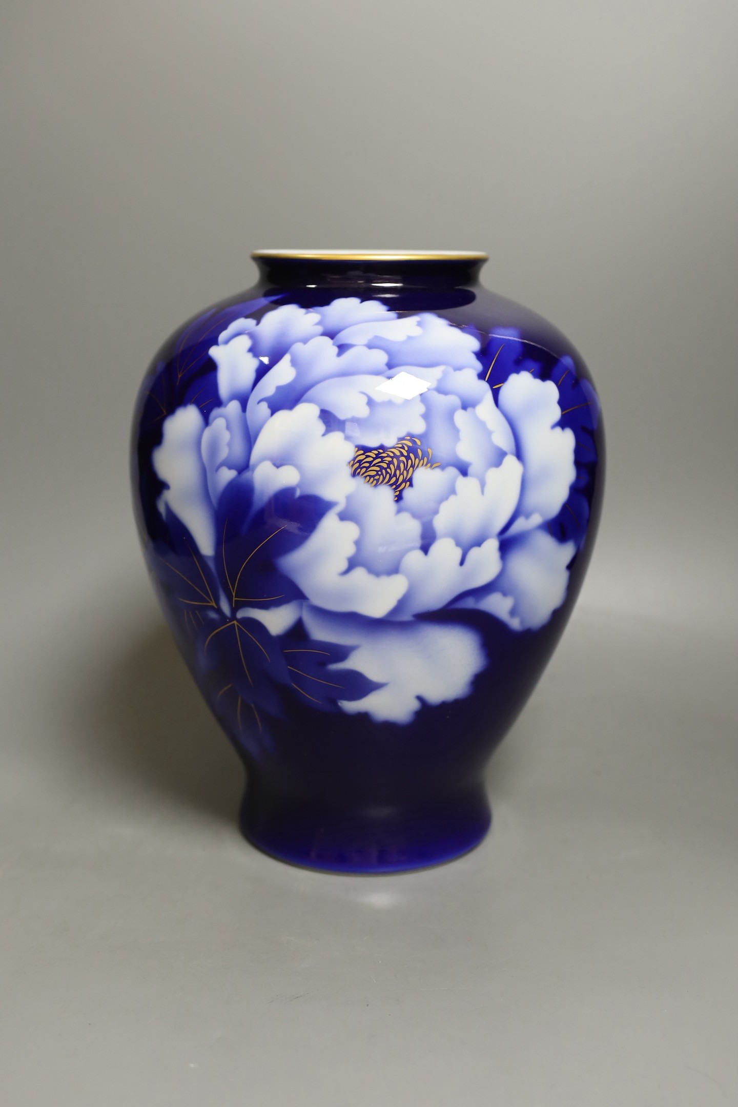 A 20th century Japanese vase by Fukagawa with original wooden case. 28cm